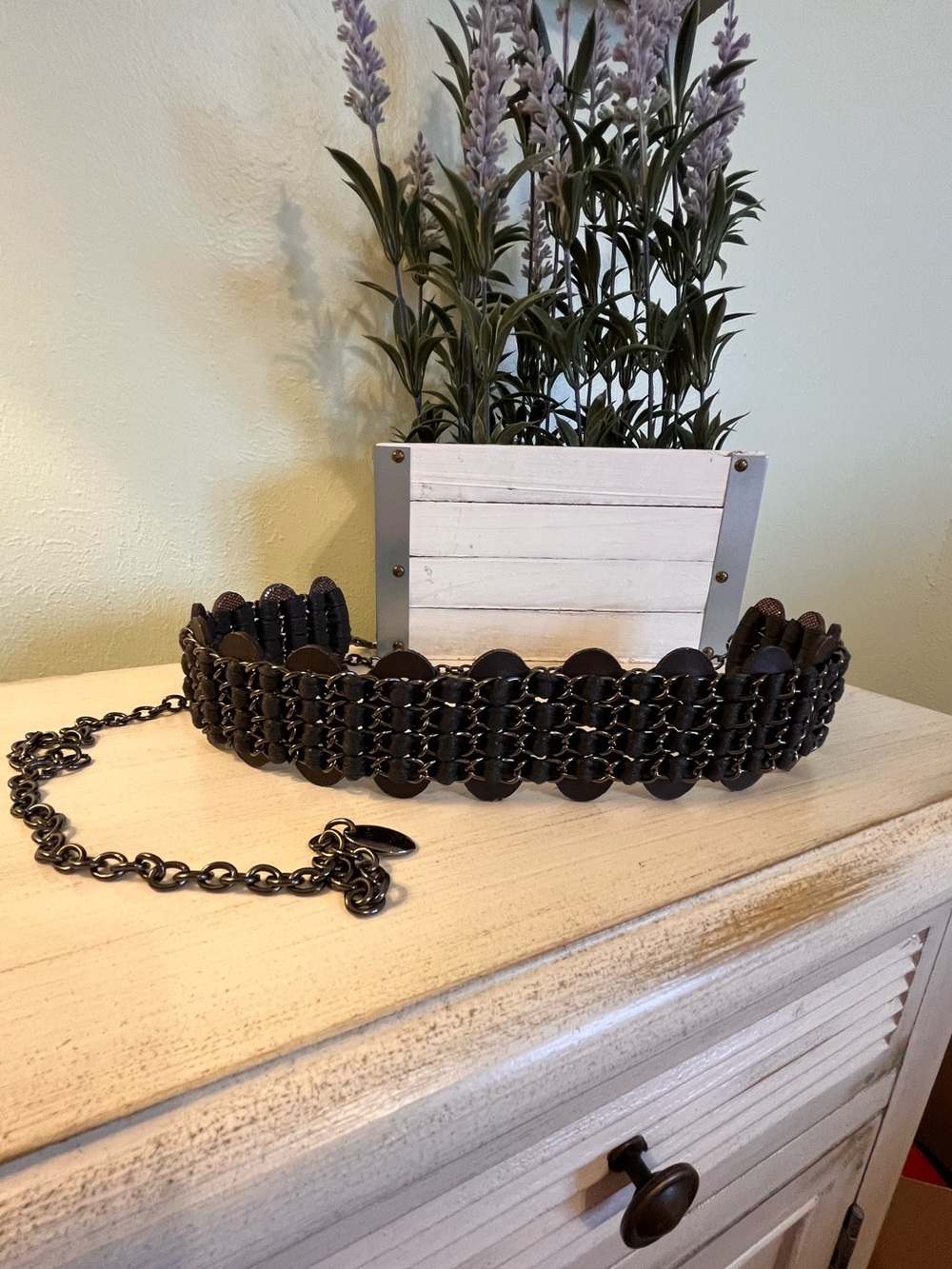 Chico’s Adjustable Black & Gunmetal Chain Belt measures 20”-50”
